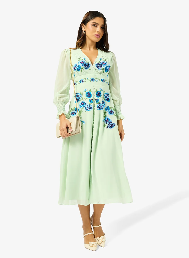 هوب اند ايفي فستان ميدي بأكمام طويلة مطرز بأزرار أمامية